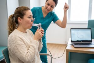 Spirometria: ce poate spune despre plămânii tăi o simplă expirație